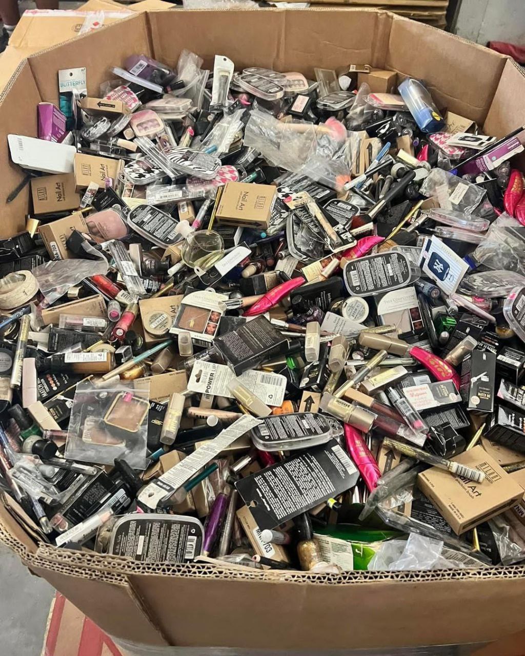 Cosmetics & Beauty Products - Image 3